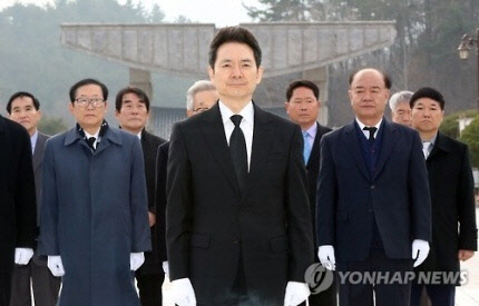 국립 5·18민주묘지를 참배하고 있는 장성민(가운데) 이사장. <연합뉴스>